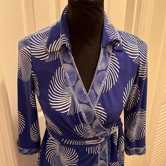 Sandra Darren gorgeous wrap dress - Picture 2 of 8